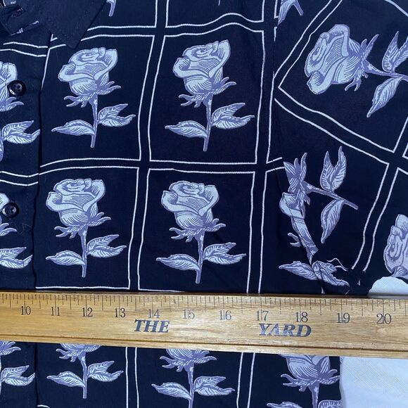 HOT TOPIC Button Shirt Short Sleeve Roses Grunge Goth Punk Mens M Black White - Picture 4 of 7